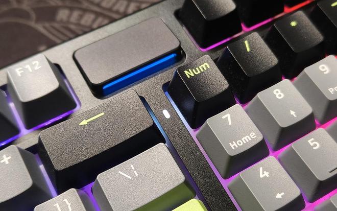 制化键盘？热插拔、RGB灯光全给你九游会网址是多少年轻人的第一把客(图13)